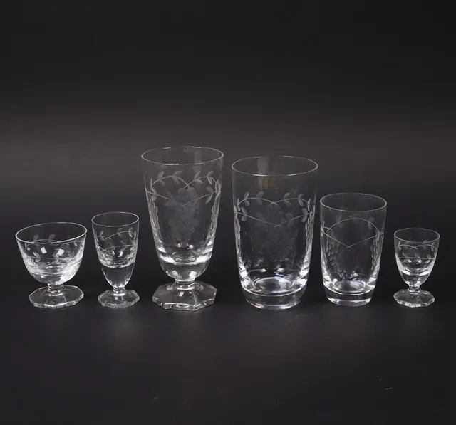 GLASSERVIS, med etsad dekor av druvklasar, 48 delar.