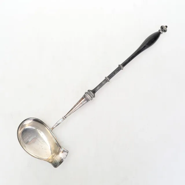 SILVER, soppslev med svärtat trähandtag, tillv 1916.
