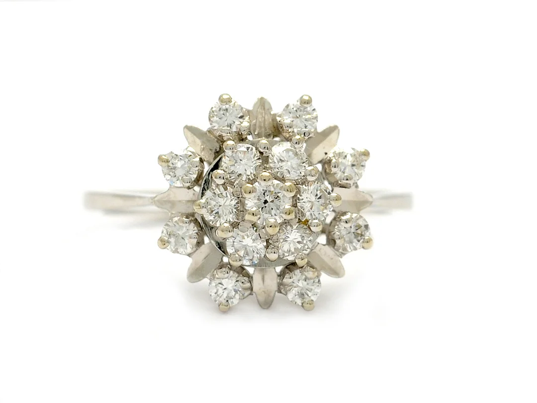 RING, 18K vitguld, 15 briljantslipade diamanter 0,59 ctv enligt gravyr, ca TW/VS, svensk kontrollstämpel, stl 16,75 mm, vikt 3,3 g, en diamant är skadad. — Smycken/Ring — Kaplans