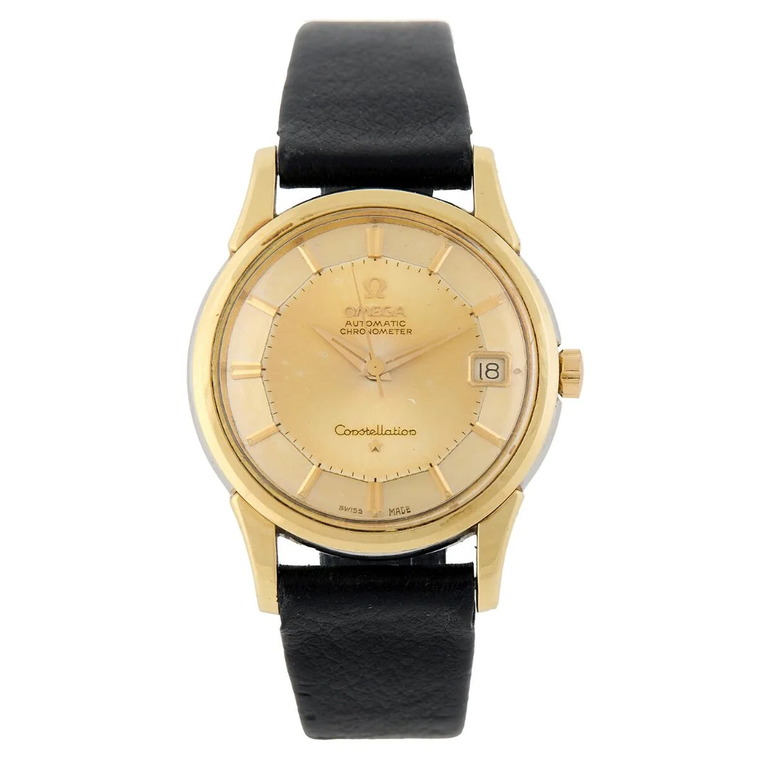 Constellation “Pie-Pan” of gold-plated and steel, ref. 14383 61 SC. Mechanical movement with automatic winding and date indication, cal. 561. Black calfskin strap with Omega C-clasp of gold-plated metal. Ø 34 mm. 1961–1962. — Clocks & watches/Wristwatches — Bruun Rasmussen