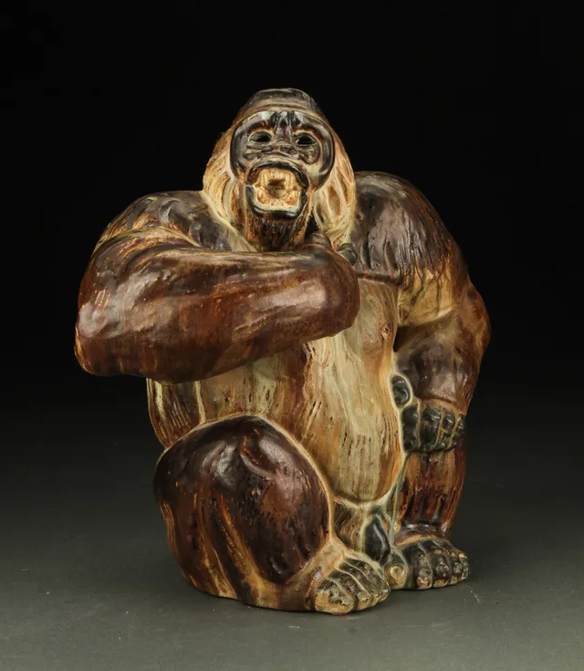 Arne Ingdam. Gorilla af stentøj