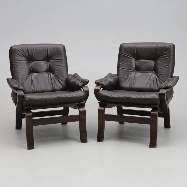 SKINNFÅTÖLJER, ett par, böjträ 1960-70-TAL.
