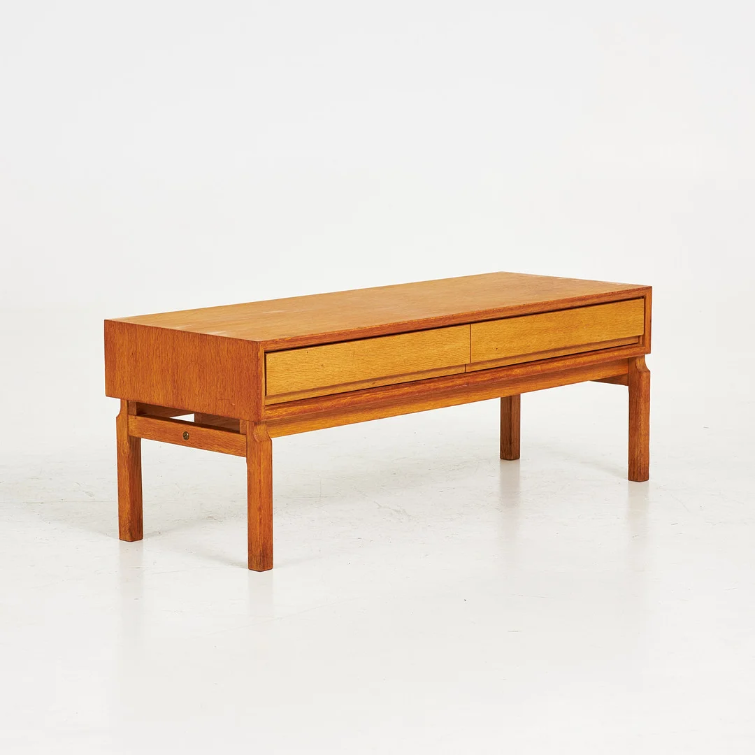 MARIAN GRABINSKI. Hallbyrå / tv-bänk, ek/ekfaner, ur serien "MTP", designad år 1962, IKEA. — Cupboards, Cabinets & Shelves — Stockholms Auktionsverk Sickla
