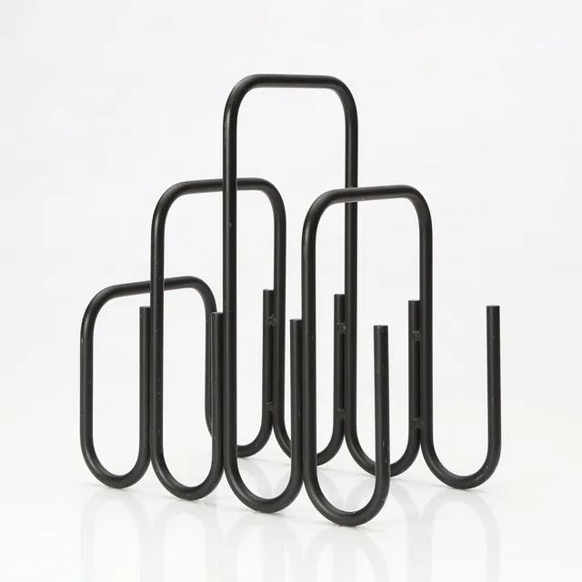 ANN MAES. TIDNINGSSTÄLL. Lackerad metall. "Magazine rack". 1980-tal.
