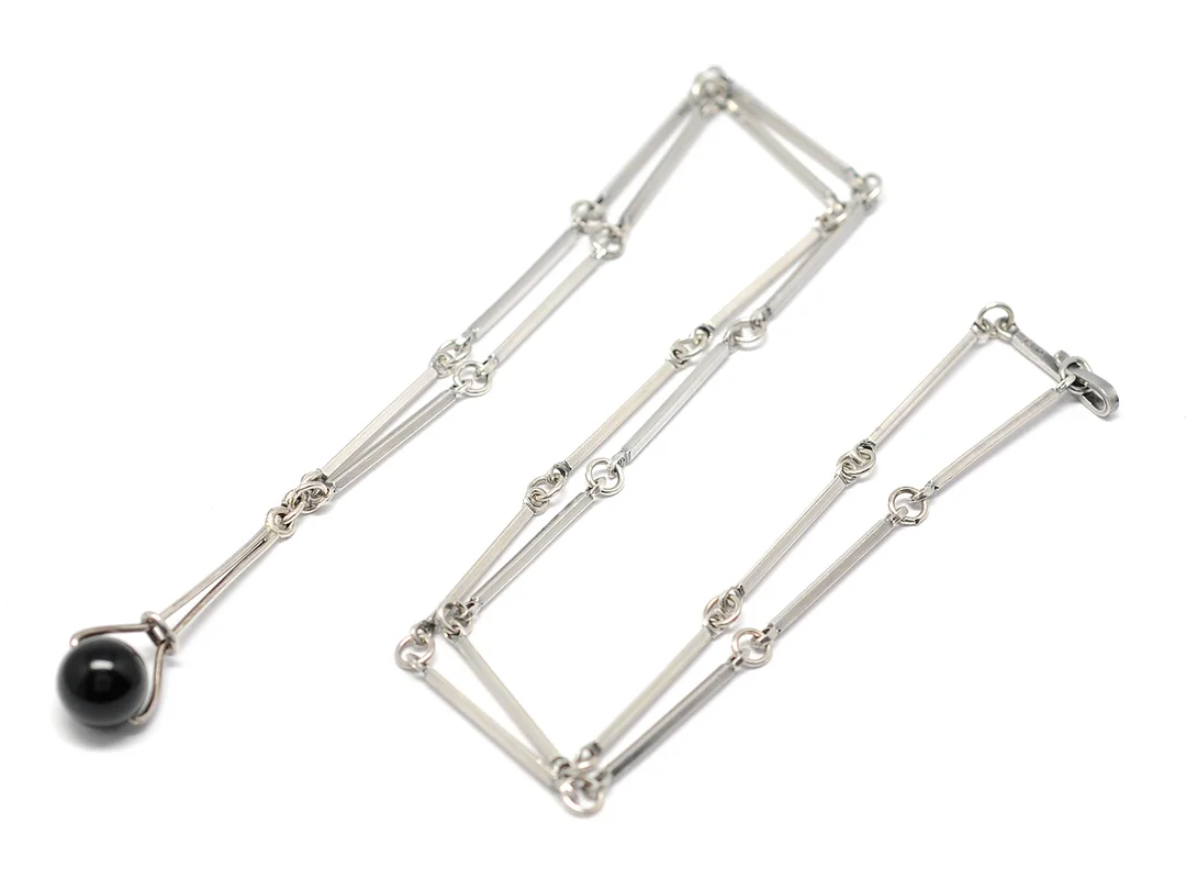 COLLIER, silver, svart kula, längd 60 cm, vikt 13,4 g H.Andersson, Hässleholm 1947. — Smycken/Collier — Kaplans