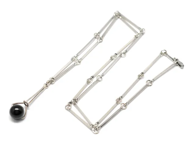 COLLIER, silver, svart kula, längd 60 cm, vikt 13,4 g H.Andersson, Hässleholm 1947.