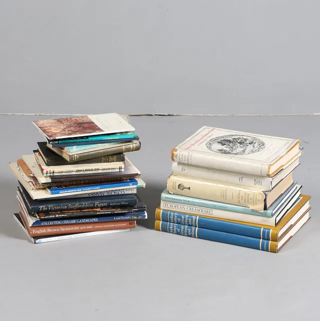 A COLLECTION OF POTTERY RELATED REFERENCE BOOKS (QTY).