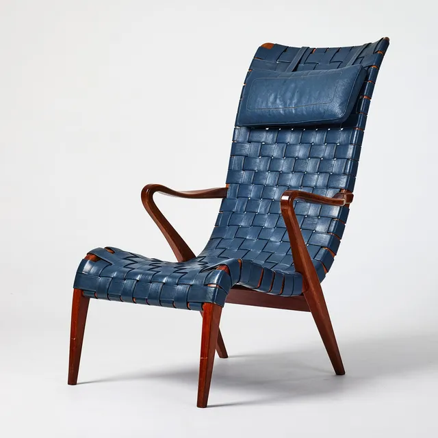 AXEL LARSSON. Fåtölj, modell "1207", AB Svenska Möbelfabrikerna Bodafors, formgiven 1937, mahogny med klädsel av flätade blåa läderband, nackkudde.