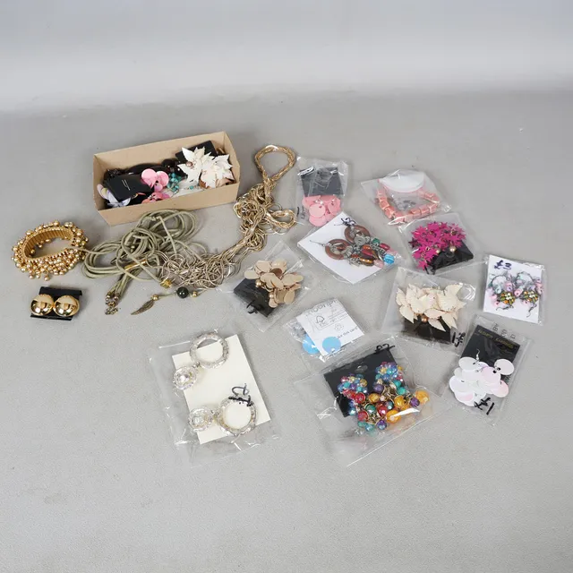 A COLLECTION OF COSTUME JEWELLERY (QTY).