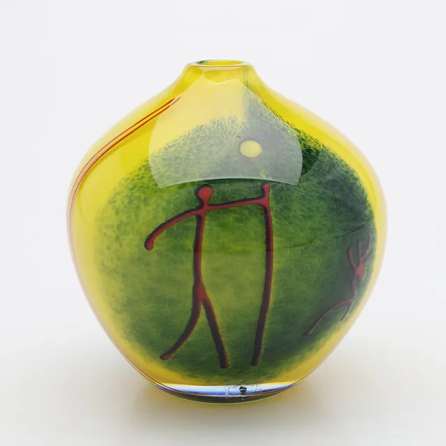 CARLOS PEBAQUE. VAS, HÄLLRISTNINGSMOTIV, GULLASKRUV, UNIK, 2013.