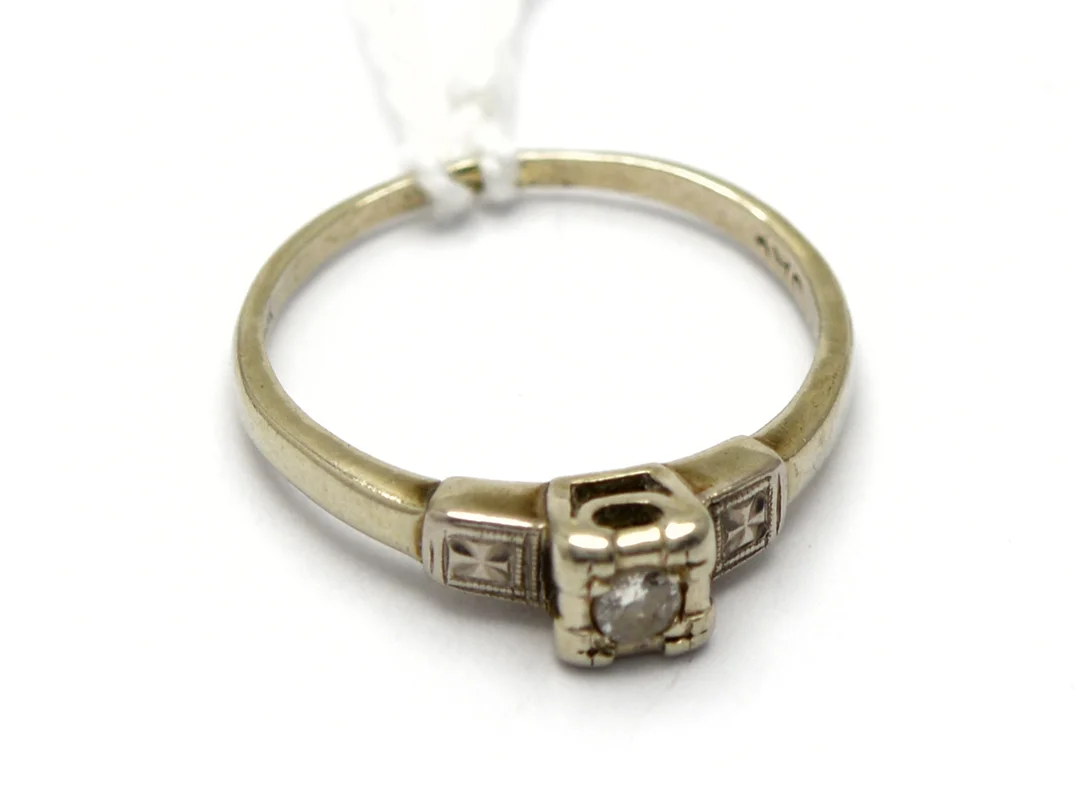 Ring vitguld 14K 1,6g Ø16½ med diamant ca0,05ct, äldre slipning med inneslutningar, skev — Smycken/Ring — Kaplans