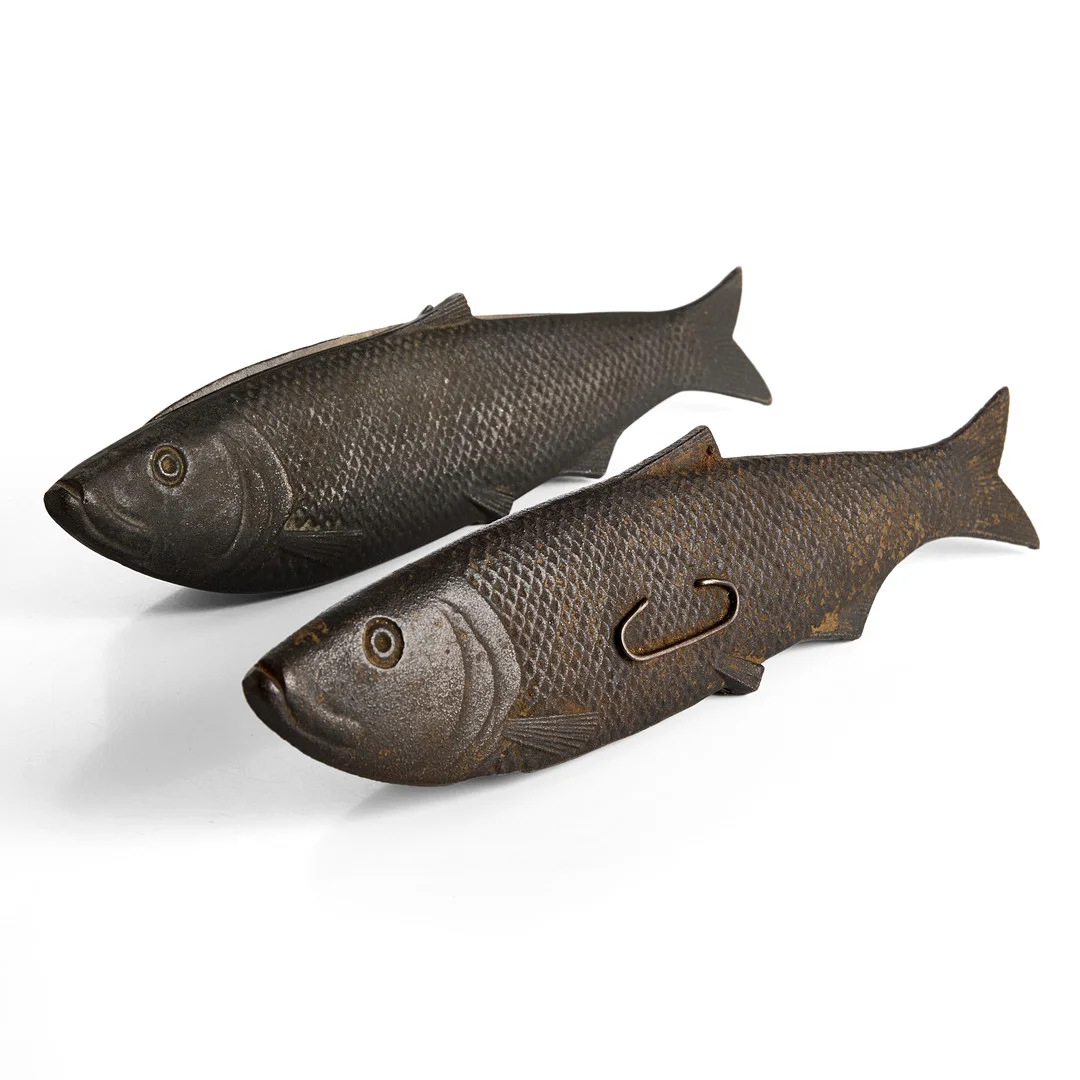ESTRID ERICSON & TORE WRETMAN. Gratängformar, 2 st, för Operakällaren, gjutjärn, i form av fiskar, 1900-talets andra hälft. — Other metals — Crafoord Auktioner Stockholm
