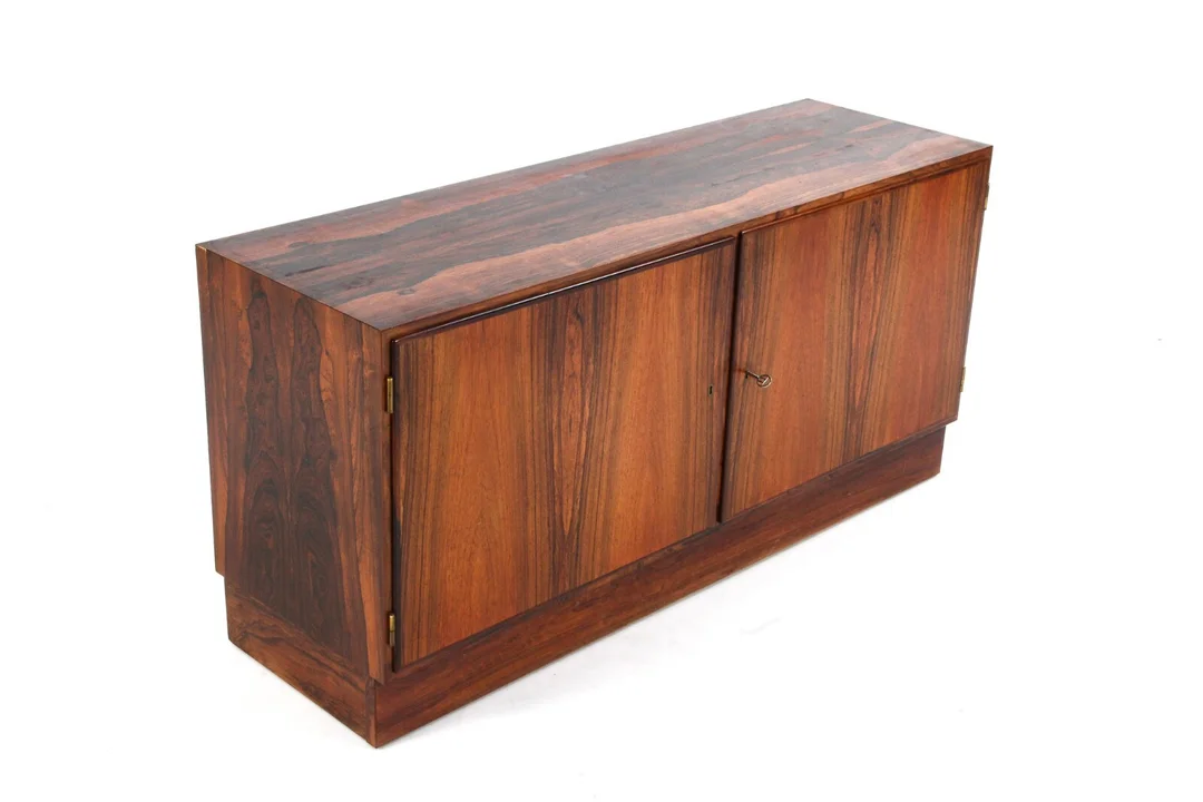 Aage Hundevad. Sideboard, rosewood — Furniture/Cabinets, chests of drawers — Lauritz