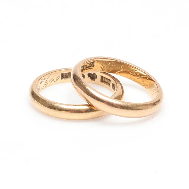 RINGAR, 2 st, slät modell, 18k guld. vikt ca 7.4gram.