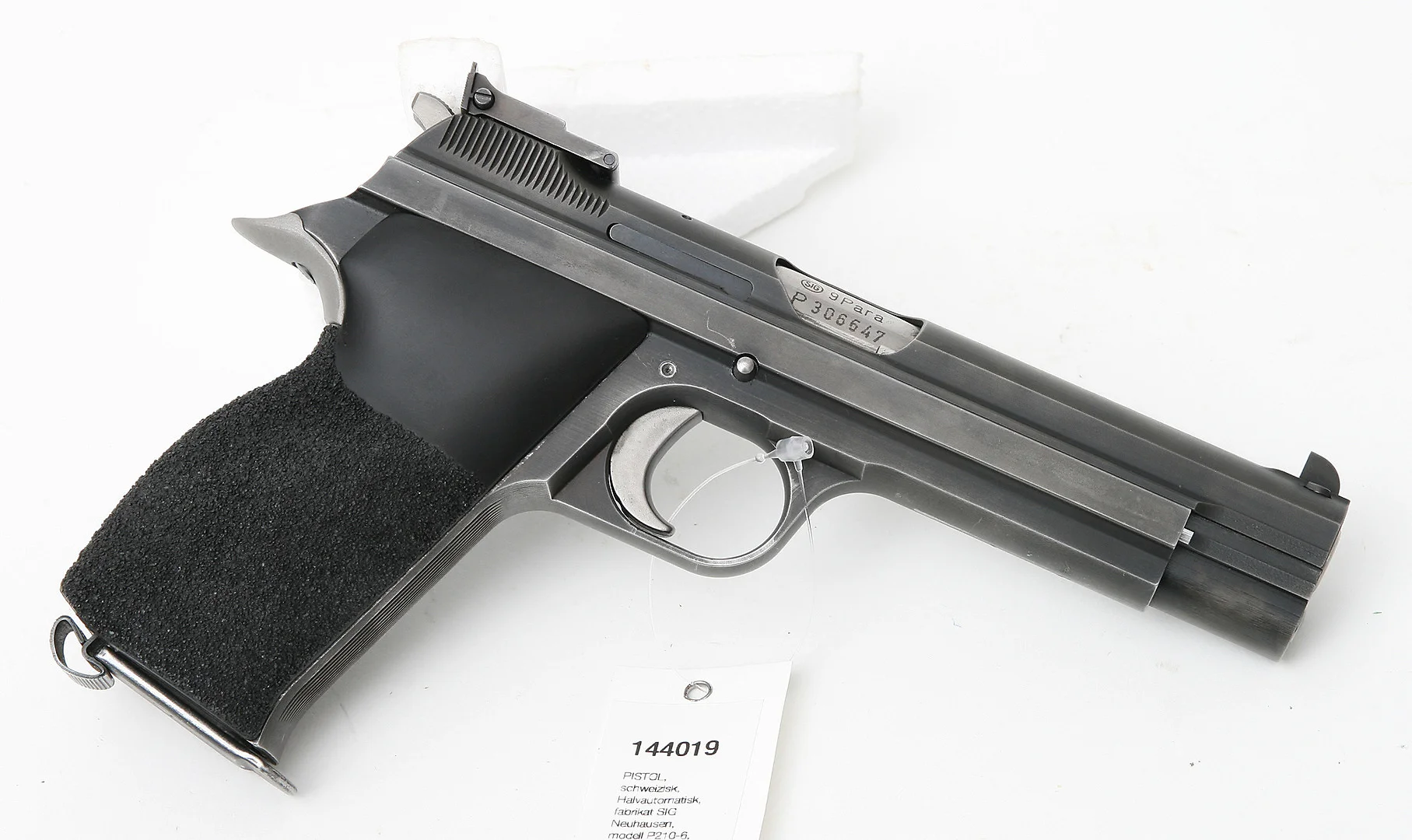 (311) PISTOL, schweizisk, Halvautomatisk, fabrikat SIG Neuhausen, modell P210-6, kaliber 9X19, tillv.nr P306647, se-nr SE1692534. — Pistols — Mauritz Widforss