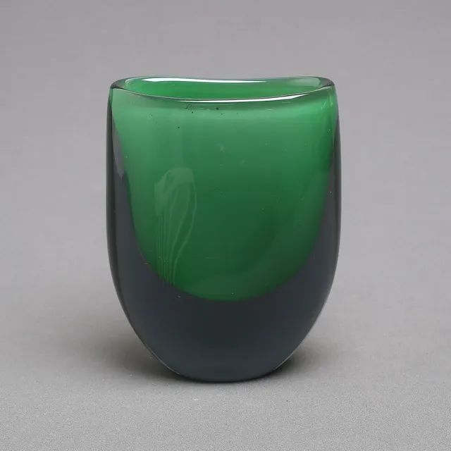 VICKE LINDSTRAND. Vas, glas, Kosta, 1900-talets mitt.