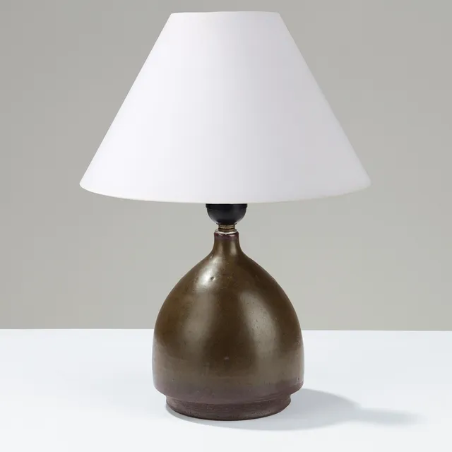 MARIANNE STARCK (1931-2007). Bordlampe af delvist glaseret stentøj, Michael Andersen & Søn, Danmark, 1950/1960'erne.