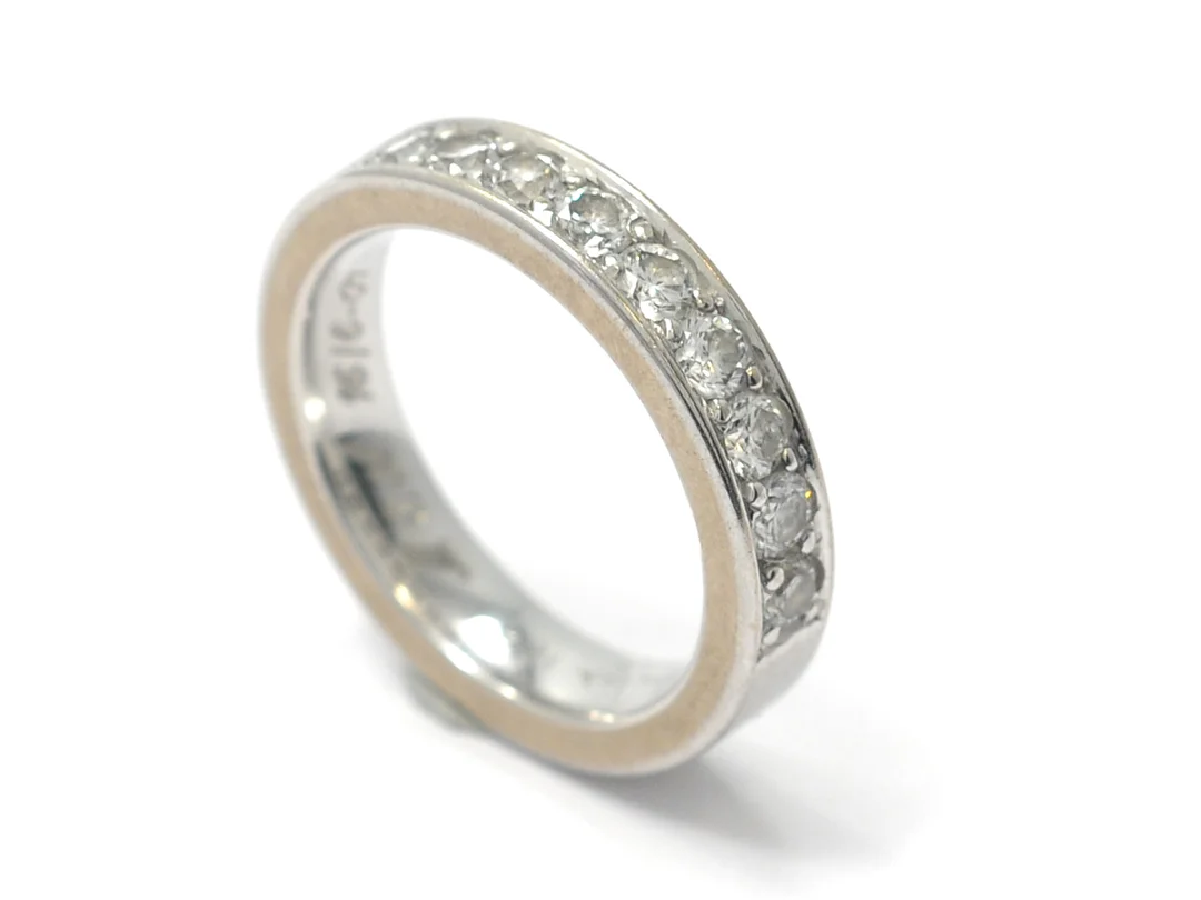 ALLIANSRING, 18K vitguld, 9 briljanter 0,63 ctv enligt gravyr, ca W/VS-SI, stl 15,75+ mm, vikt 6,9 g, gravyr, Schalin. — Smycken/Alliansring — Kaplans