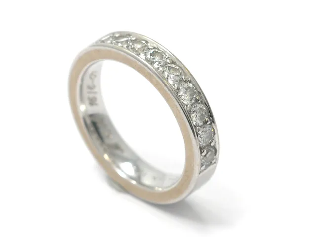 ALLIANSRING, 18K vitguld, 9 briljanter 0,63 ctv enligt gravyr, ca W/VS-SI, stl 15,75+ mm, vikt 6,9 g, gravyr, Schalin.