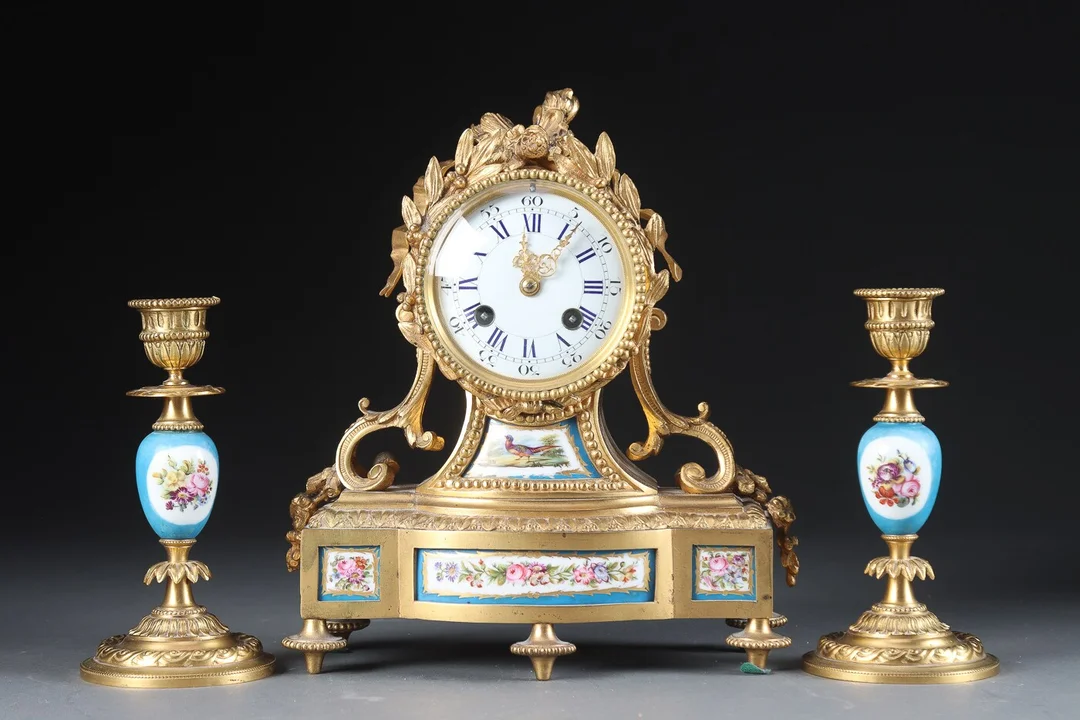 Samuel Marti. Louis XVI stil kaminur med garniture, 19 årh. (3) — Watches and clocks/Table clocks, mantle clocks — Lauritz