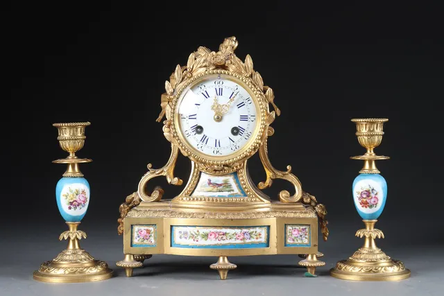 Samuel Marti. Louis XVI stil kaminur med garniture, 19 årh. (3)