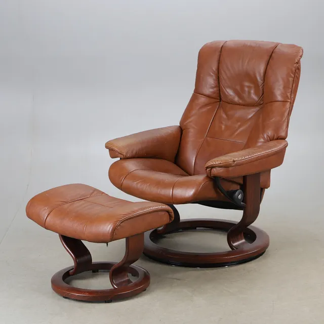 FÅTÖLJ MED FOTPALL, "Stressless", skinn, Norge, 1900-talets senare hälft.