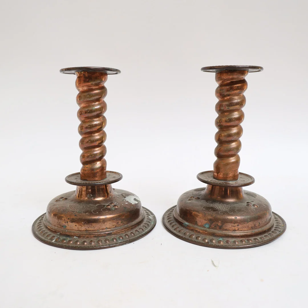 LJUSSTAKAR ETT PAR, barockstil, koppar och mässing, 1800-1900-tal, spiralvriden stomme med punsad och driven dekor. — Candlesticks — Falun Auktionsbyrå