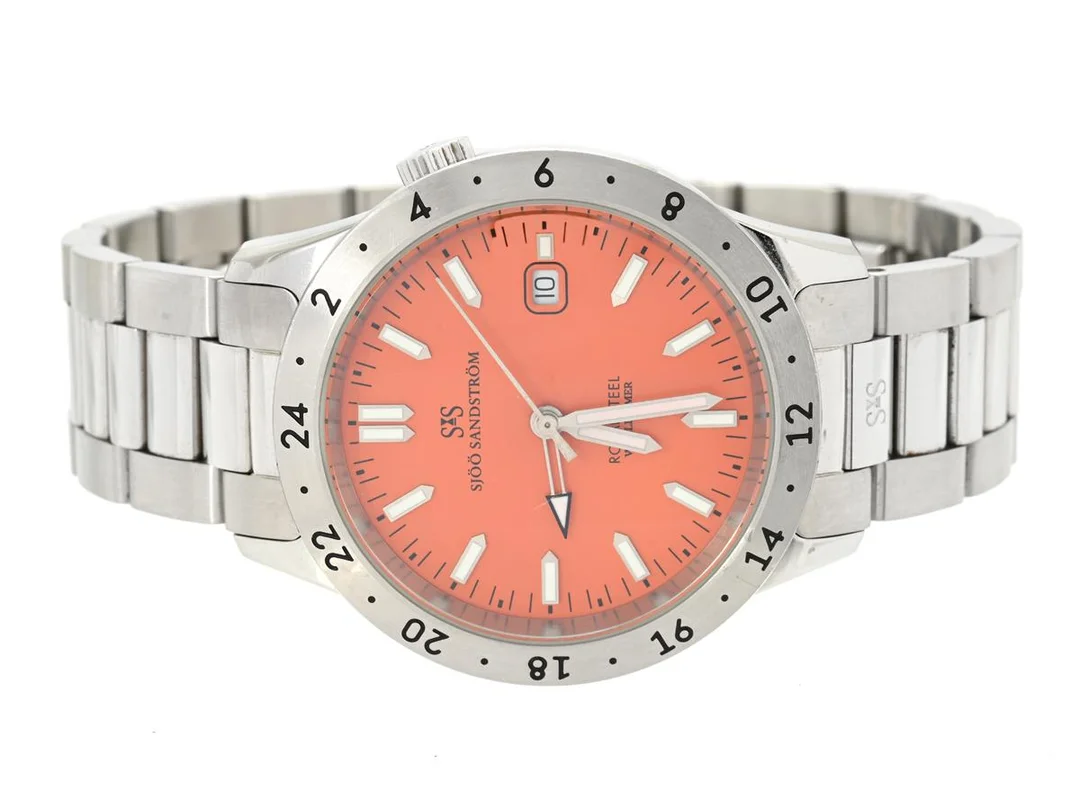 SJÖÖ SANDSTRÖM, Royal Steel, Worldtimer, Cal SS G14 (ETA 2893-2), Serie nr. 127, Boett nr. SS-1741-WT, herrur, 41 mm, stål, automatisk, safirglas, datum, 24-timmarsvisning, glasbaksida, integrerat gummiband, originallänk viklås, cert, juni 2017, box, ytterkartong. — Klockor/Sjöö Sandström — Kaplans