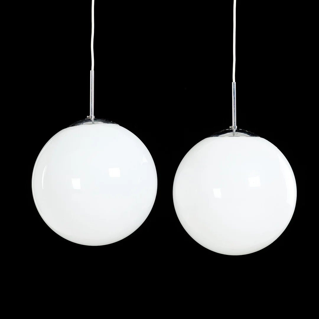 TAKLAMPOR. 1 par, kupor i vitt underfångsglas, kromad metall, 1900-talets andra hälft. — Ceiling lights — Stockholms Auktionsverk Sickla