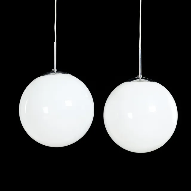 TAKLAMPOR. 1 par, kupor i vitt underfångsglas, kromad metall, 1900-talets andra hälft.