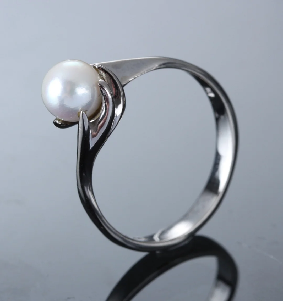 White gold ring w/ saltwater cultured pearl, 14 kt. — Jewellery/Rings — Lauritz
