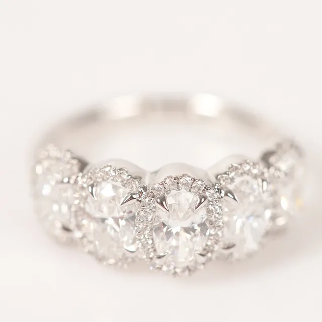 RING, 14 K vitguld med oval- och briljantslipade diamant, totalt 2,25 ct, labbodlade, Diamonds CPH.