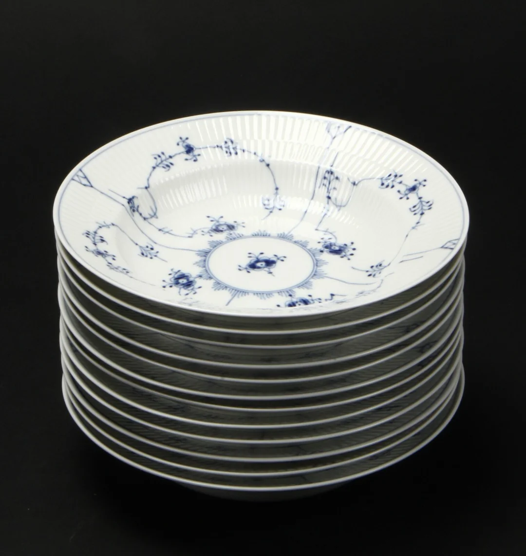 Royal Copenhagen. Et sæt på 12 musselmalet riflet dybe middgastallerkener (12) — Glass, porcelain and ceramics/Dinnerware, tea sets, coffee sets — Lauritz