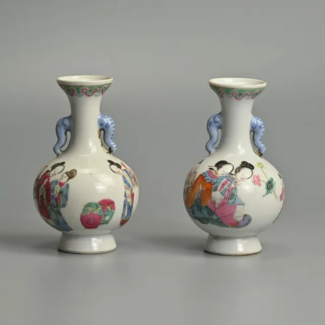 A PAIR OF CHINESE PORCELAIN TWO-HANDLED BOTTLE VASES, RED APOCRYPHAL TONGZI SEAL MARKS.