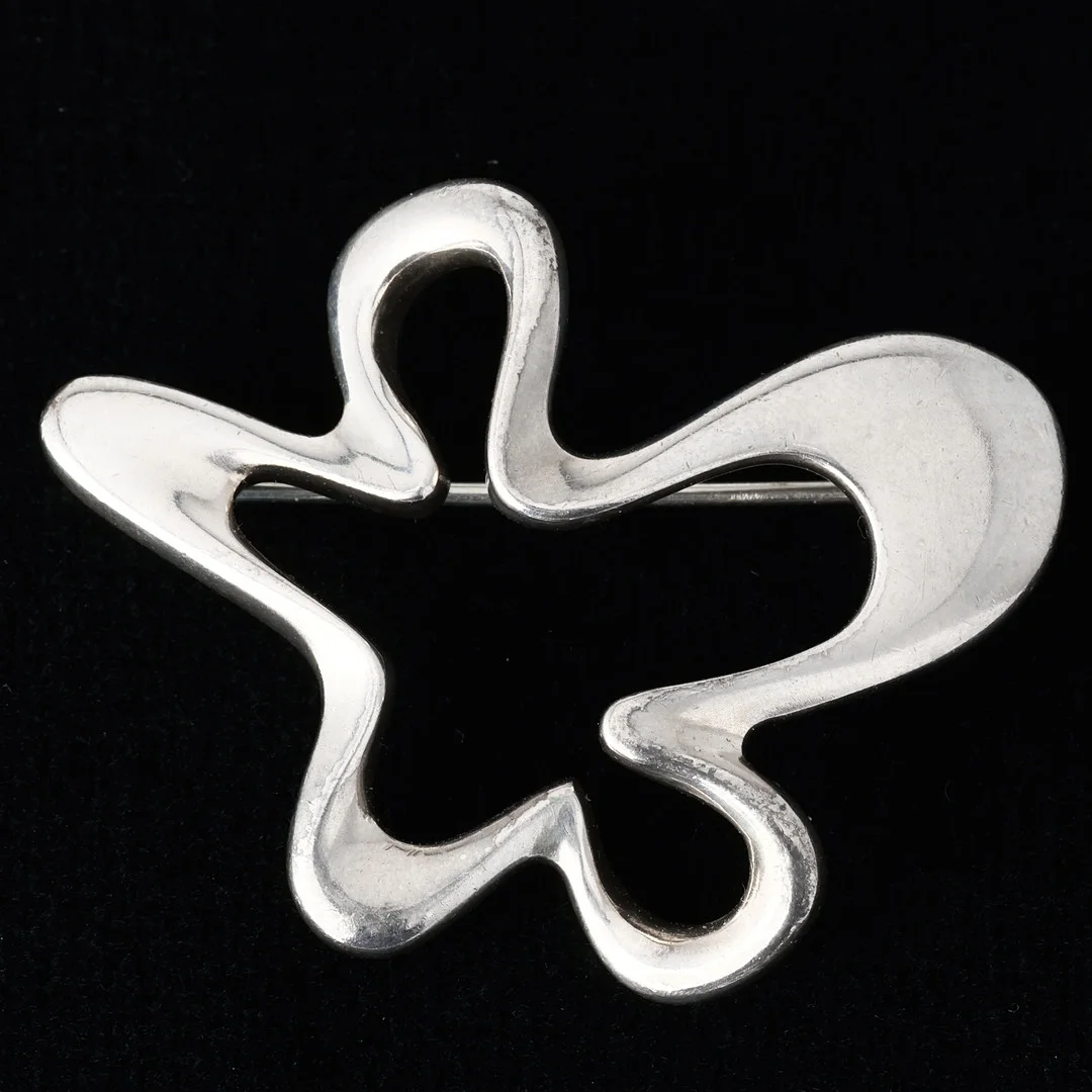 HENNING KOPPEL. BROCHE, sterlingsølv, dessin nr 321, Georg Jensen, Danmark. — Brooches & Pendants — Palsgaard Kunstauktioner