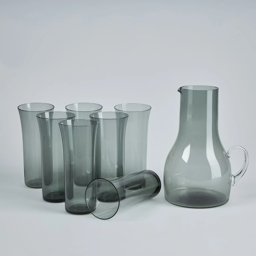 KAJ FRANCK. TILLBRINGARE OCH GLAS, 1+7 st, tillbringaren modell 1615 och glas 1725. Nuutajärvi Notsjö ca 1960. — Utility glass — Stockholms Auktionsverk Helsinki