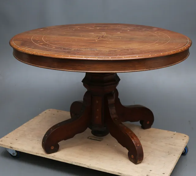 Elizabethan extendable coffee table in mahogany with boxwood marquetry, second half of the 19th Century.