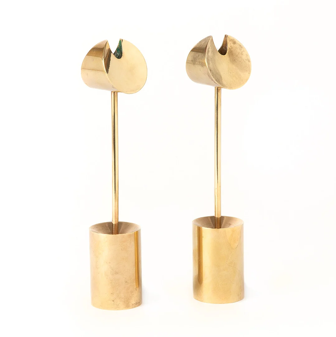 PIERRE FORSSELL. Ljusstakar, 1 par, "Aniara", mässing, Skultuna. — Pewter, Brass & Copper — Stockholms Auktionsverk Göteborg