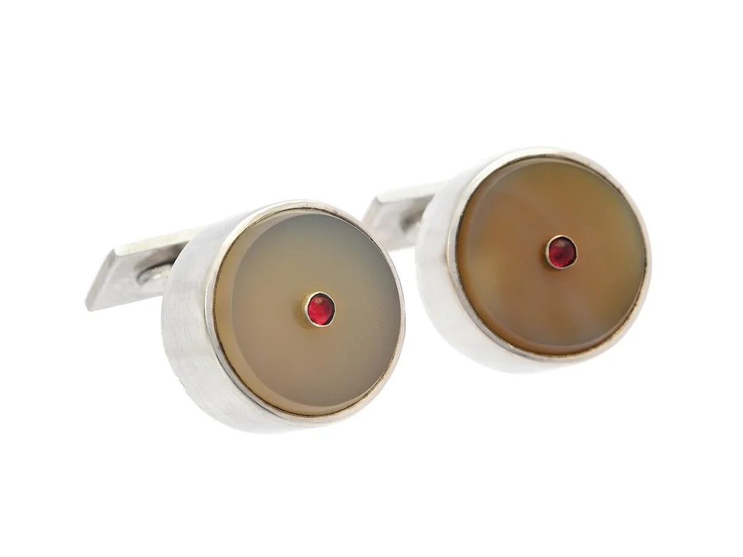 BENGT LILJEDAHL, manschettknappar, silver, agat, granat, design O L Bohlin, Stockholm 1965, diam 17,5 mm, vikt 20,0 g, agat med lite ytfel. — Smycken/Manschettknappar — Kaplans