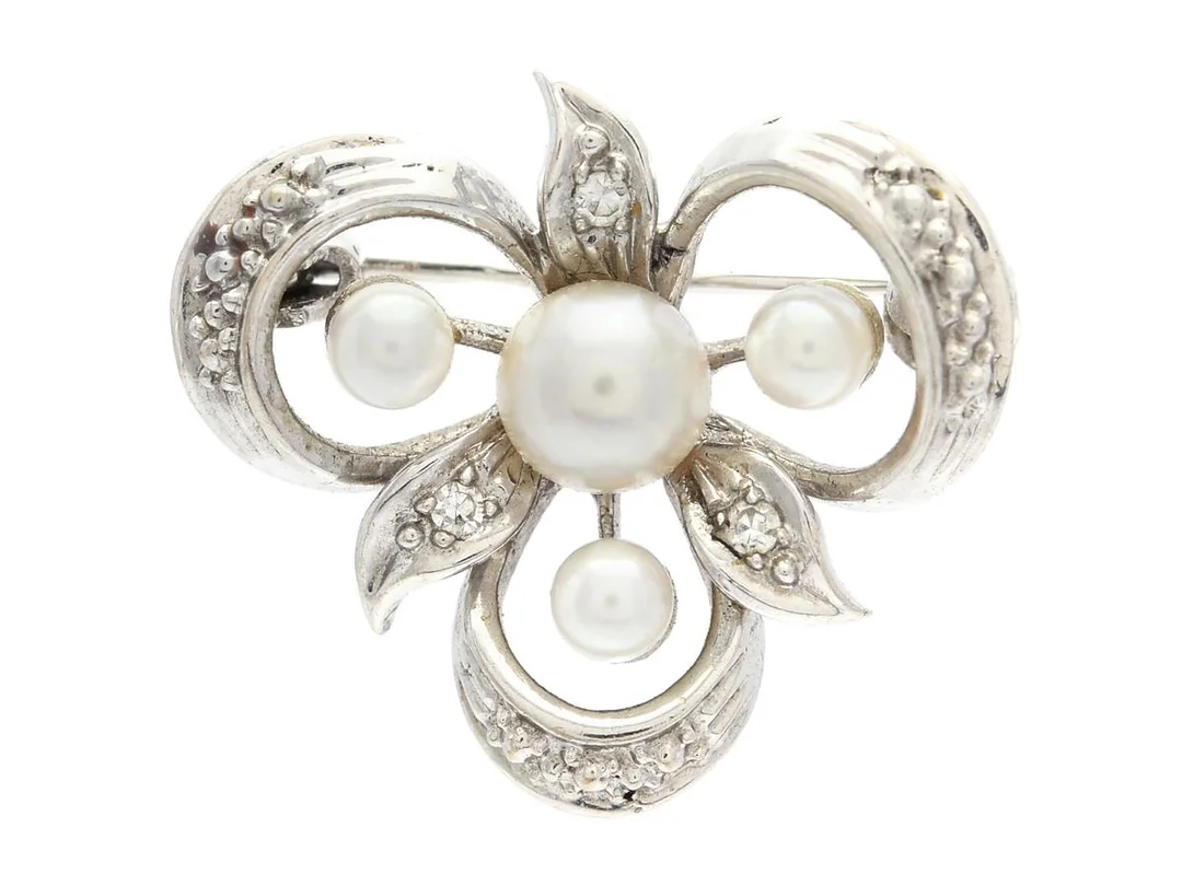 BROSCH, 18K rodierat guld, 4 odlade pärlor, 3 åttkantslipade diamanter, blomma, längd 1,8 cm, vikt 2,9 g. — Smycken/Brosch — Kaplans