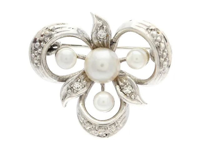 BROSCH, 18K rodierat guld, 4 odlade pärlor, 3 åttkantslipade diamanter, blomma, längd 1,8 cm, vikt 2,9 g.