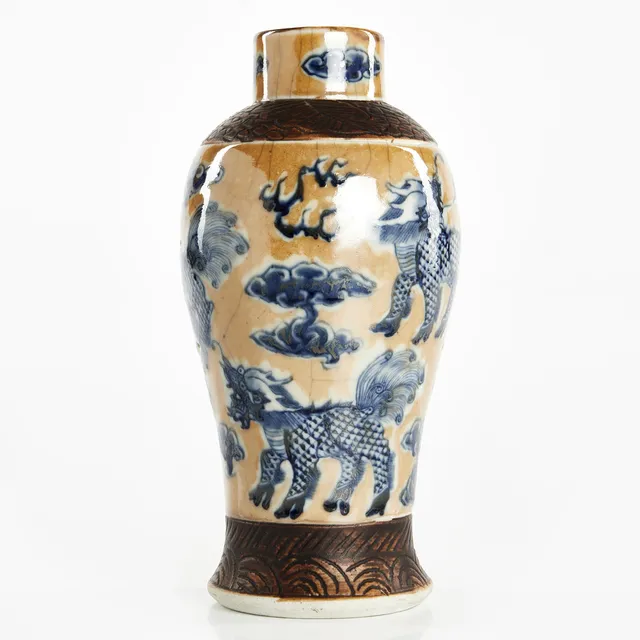 VAS, porslin, Kina, sen Qing (1644–1912), dekor av fohundar bland moln i blåvit underglasyr mot batavia-glaserad krackelerad grund samt bronsimiterande dekor, kejsarmärke undertill.