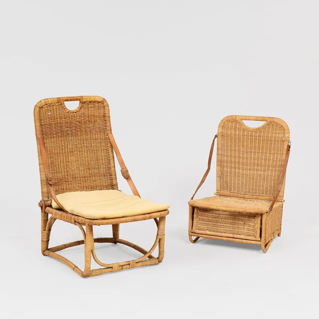 ROBERT WENGLER M.FL. Et par sammenklappelige strandstole af rattan og læder, Danmark, 1960'erne, (2).