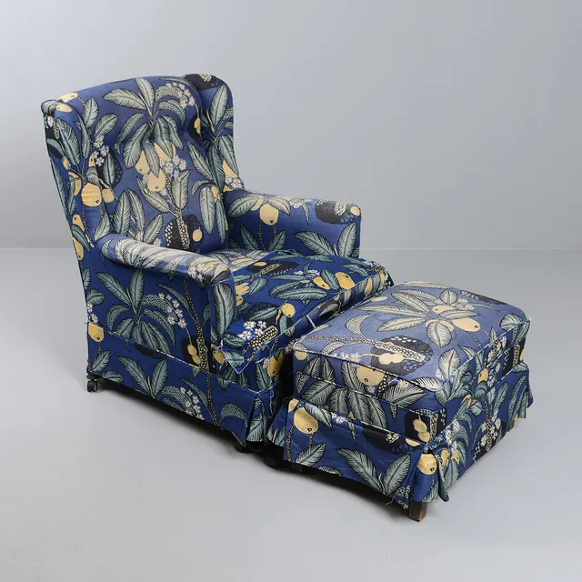 FÅTÖLJ med FOTPALL, textil "Notturno", Josef Frank, Firma Svenskt Tenn.