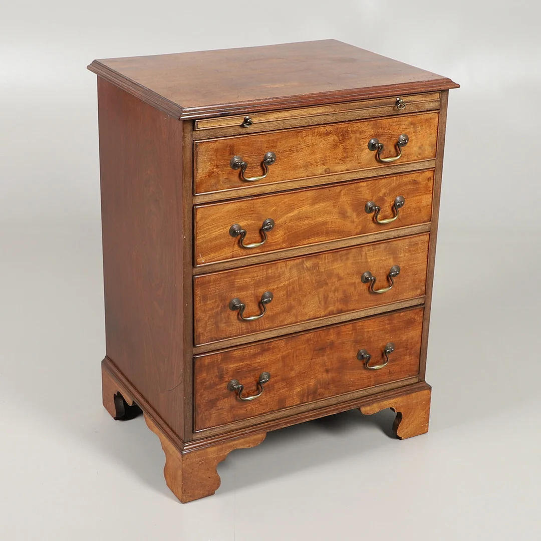 A 19TH CENTURY MAHOGANY BACHELORS CHEST. — Chests of drawers — Lawrences Auctioneers
