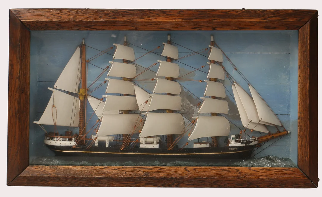 DIORAMA, delvis bemålat trä, ram av ek. Skeppets namn är Britt. Omkring 1950. — Technica & Nautica — Limhamns Auktionsbyrå