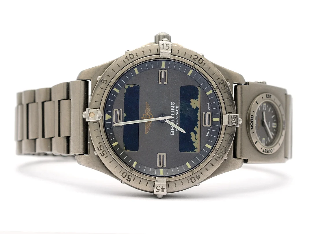 BREITLING, Aerospace, Serie nr. 01449, Ref nr. E56062, herrur, 40 mm, titan, quartz, mineralglas, analog/digital, skadad urtavla, urverk ej signerat, defekt, UTC, Serie nr. 50024, Ref nr. E61172, quartz, titan, mineralglas, skadad urtavla, Aerospacelänk, viklås, ca 1992. — Klockor/Breitling — Kaplans