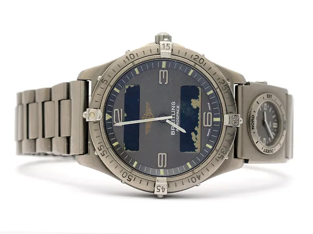 BREITLING, Aerospace, Serie nr. 01449, Ref nr. E56062, herrur, 40 mm, titan, quartz, mineralglas, analog/digital, skadad urtavla, urverk ej signerat, defekt, UTC, Serie nr. 50024, Ref nr. E61172, quartz, titan, mineralglas, skadad urtavla, Aerospacelänk, viklås, ca 1992.