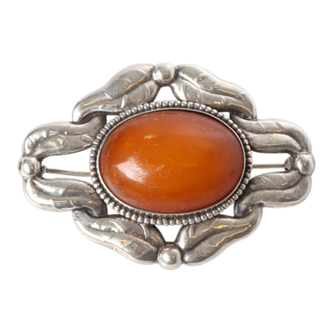 BERNHARD HERTZ. Skønvirke broche af sølv og rav, ca. 1915. — Brooches & Pendants — Bidstrup Auktioner