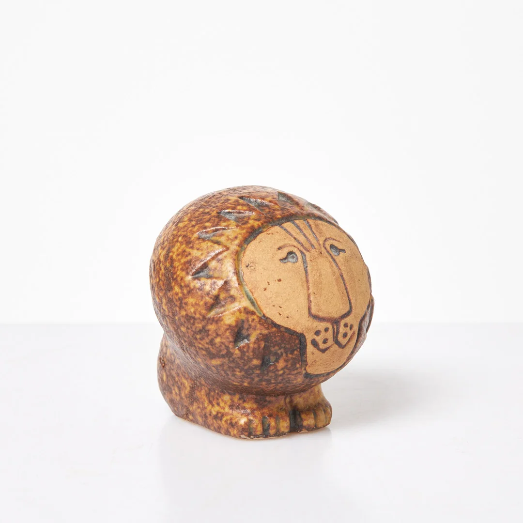 LISA LARSON. Figurin, "Lejon Mini", stengods, undertill etikettmärkt samt stämpelmärkt i godset, Gustavsberg. — European — Stockholms Auktionsverk Sickla